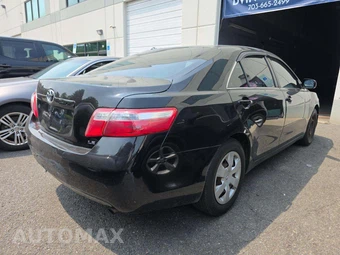 2009 Toyota Camry LE - miniatura 3