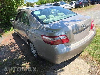 2009 Toyota Camry LE – miniatura 2