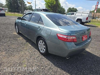 2009 Toyota Camry LE – miniatura 2