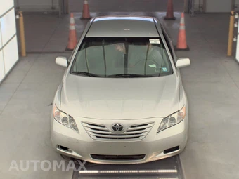 2009 Toyota Camry LE – miniatura 2