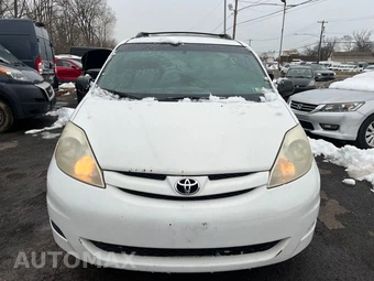 2009 Toyota Sienna LE Minivan 7-Passenger 119.3" WB - miniatura 2