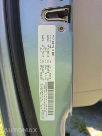 2009 Volkswagen Routan SE w/Rear Seat Entertainment 121.2" WB - miniatura 2