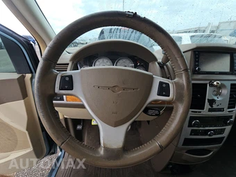 2010 Chrysler Town & Country Limited 121.2" WB – miniatura 10