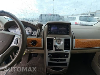 2010 Chrysler Town & Country Limited 121.2" WB – miniatura 11