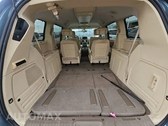 2010 Chrysler Town & Country Limited 121.2" WB – miniatura 17