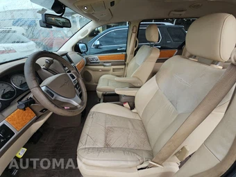 2010 Chrysler Town & Country Limited 121.2" WB – miniatura 7