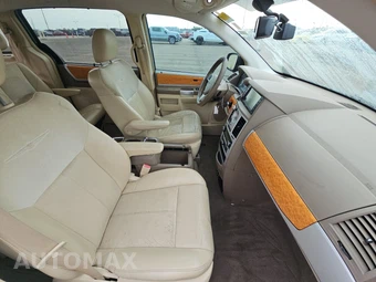 2010 Chrysler Town & Country Limited 121.2" WB – miniatura 8