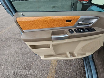 2010 Chrysler Town & Country Limited 121.2" WB – miniatura 9
