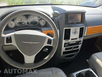 2010 Chrysler Town & Country Limited 121.2" WB - miniatura 10