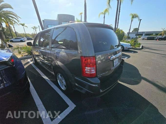 2010 Chrysler Town & Country Limited 121.2" WB - miniatura 2
