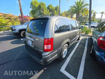 2010 Chrysler Town & Country Limited 121.2" WB - miniatura 3