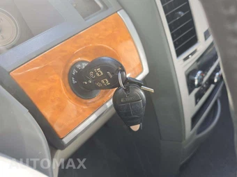 2010 Chrysler Town & Country Limited 121.2" WB - miniatura 8