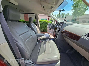 2010 Chrysler Town & Country LX 121.2" WB - miniatura 18