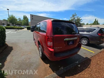2010 Chrysler Town & Country LX 121.2" WB - miniatura 2