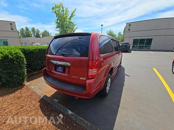 2010 Chrysler Town & Country LX 121.2" WB - miniatura 3