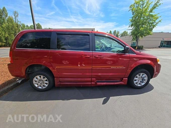 2010 Chrysler Town & Country LX 121.2" WB - miniatura 4