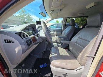 2010 Chrysler Town & Country LX 121.2" WB - miniatura 6