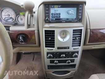 2010 Chrysler Town & Country LX 121.2" WB – miniatura 10