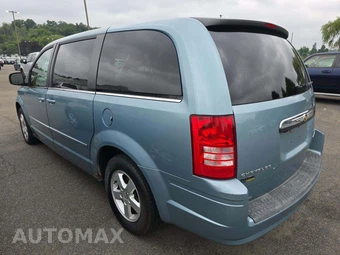 2010 Chrysler Town & Country LX 121.2" WB – miniatura 2