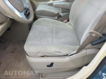2010 Chrysler Town & Country LX 121.2" WB – miniatura 23
