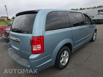 2010 Chrysler Town & Country LX 121.2" WB – miniatura 3