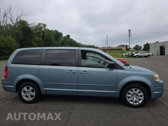 2010 Chrysler Town & Country LX 121.2" WB – miniatura 4