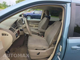 2010 Chrysler Town & Country LX 121.2" WB – miniatura 6