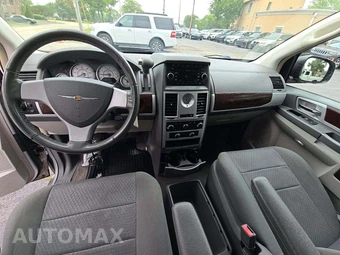 2010 Chrysler Town & Country Touring 121.2" WB - miniatura 10