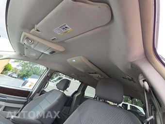 2010 Chrysler Town & Country Touring 121.2" WB - miniatura 11