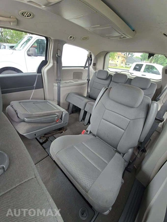 2010 Chrysler Town & Country Touring 121.2" WB - miniatura 13
