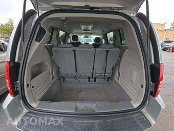 2010 Chrysler Town & Country Touring 121.2" WB - miniatura 14