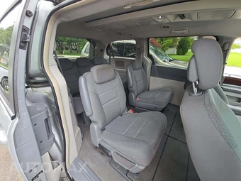 2010 Chrysler Town & Country Touring 121.2" WB - miniatura 16