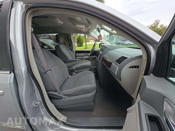 2010 Chrysler Town & Country Touring 121.2" WB - miniatura 18