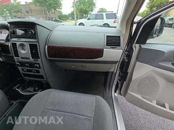 2010 Chrysler Town & Country Touring 121.2" WB - miniatura 19