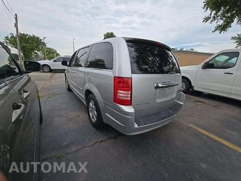 2010 Chrysler Town & Country Touring 121.2" WB - miniatura 2