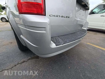 2010 Chrysler Town & Country Touring 121.2" WB - miniatura 26