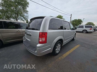 2010 Chrysler Town & Country Touring 121.2" WB - miniatura 3