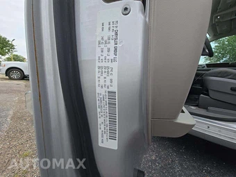 2010 Chrysler Town & Country Touring 121.2" WB - miniatura 5