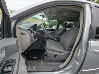 2010 Chrysler Town & Country Touring 121.2" WB - miniatura 6