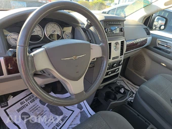2010 Chrysler Town & Country Touring 121.2" WB - miniatura 11