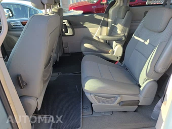 2010 Chrysler Town & Country Touring 121.2" WB - miniatura 13