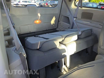 2010 Chrysler Town & Country Touring 121.2" WB - miniatura 14