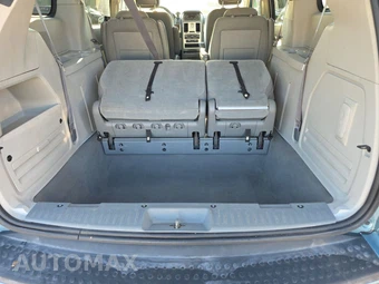 2010 Chrysler Town & Country Touring 121.2" WB - miniatura 17