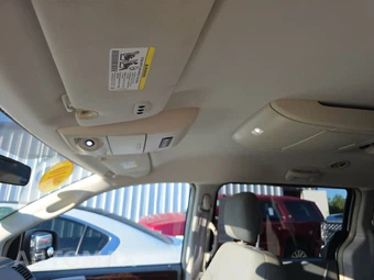 2010 Chrysler Town & Country Touring 121.2" WB - miniatura 18