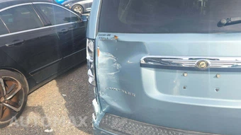 2010 Chrysler Town & Country Touring 121.2" WB - miniatura 19