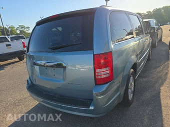 2010 Chrysler Town & Country Touring 121.2" WB - miniatura 4
