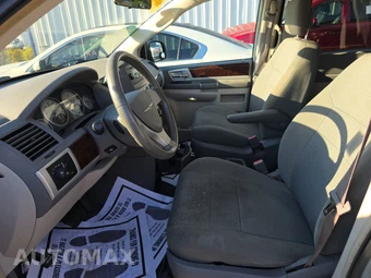 2010 Chrysler Town & Country Touring 121.2" WB - miniatura 7