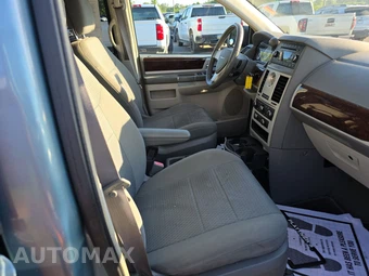 2010 Chrysler Town & Country Touring 121.2" WB - miniatura 8