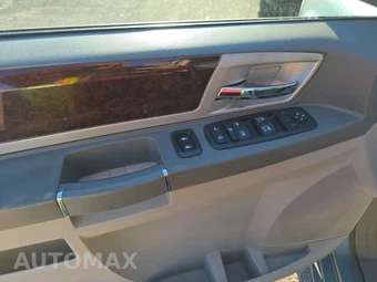 2010 Chrysler Town & Country Touring 121.2" WB - miniatura 9