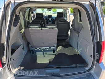 2010 Chrysler Town & Country Touring 121.2" WB – miniatura 11